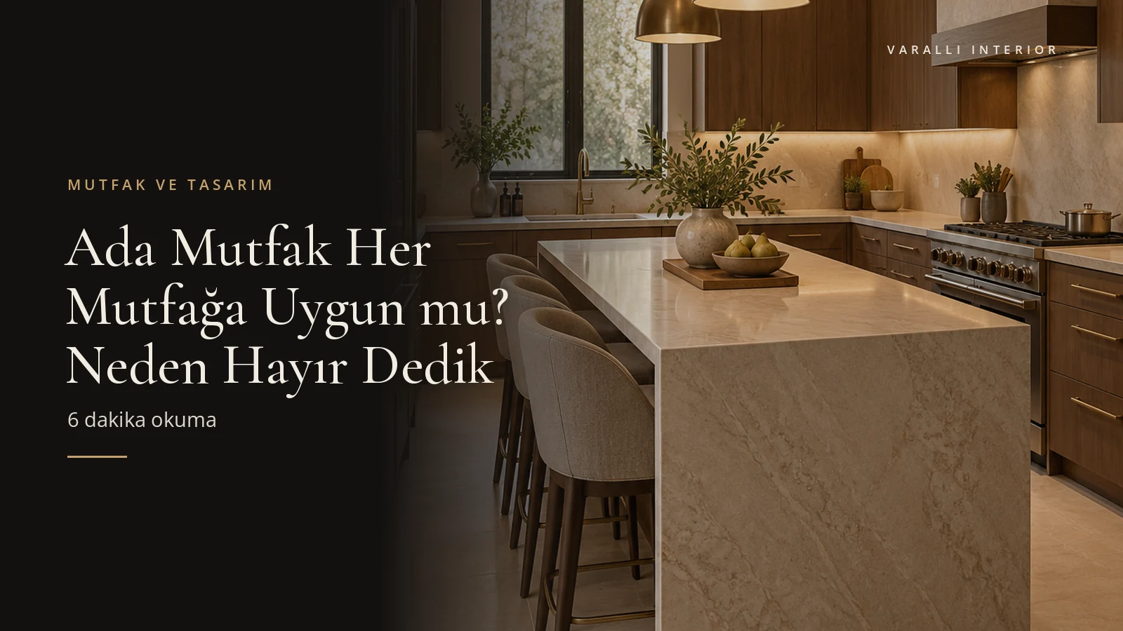 Ceviz dolaplı mutfağın ortasındaki mermer görünümlü ada üzerinde ada mutfağın her mutfağa uygun olup olmadığını soran blog kapağı