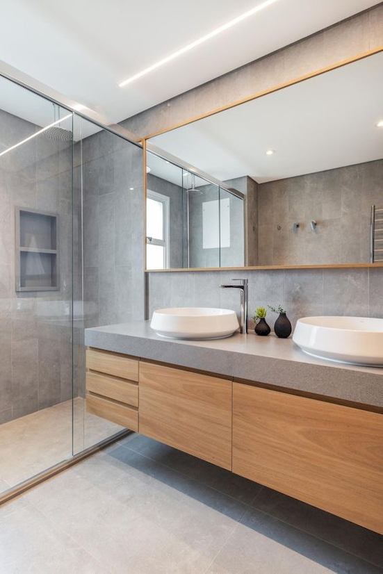 Islak ve kuru bölgesi cam bölmeyle ayrılmış banyo yerleşimi